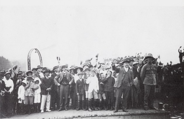 waving off the Suwa Maru from the Shanghai Bund, 16 October 1914