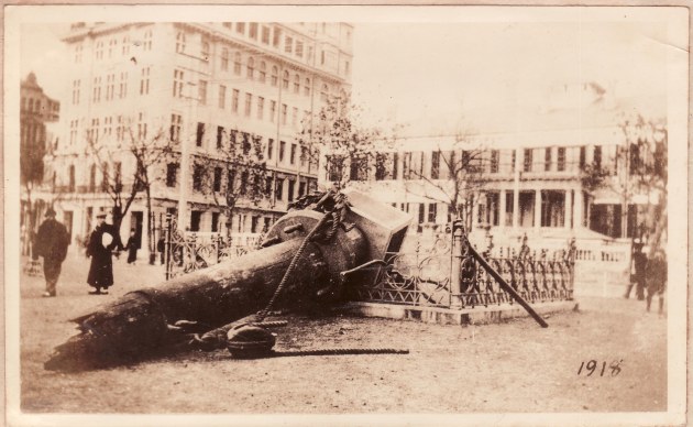The memorial after it was pulled over, 2 December 1918